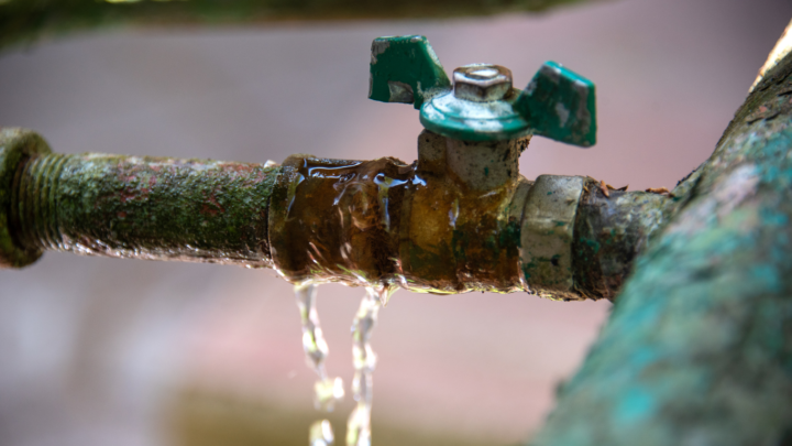 漏水している原因を特定しないといけません。